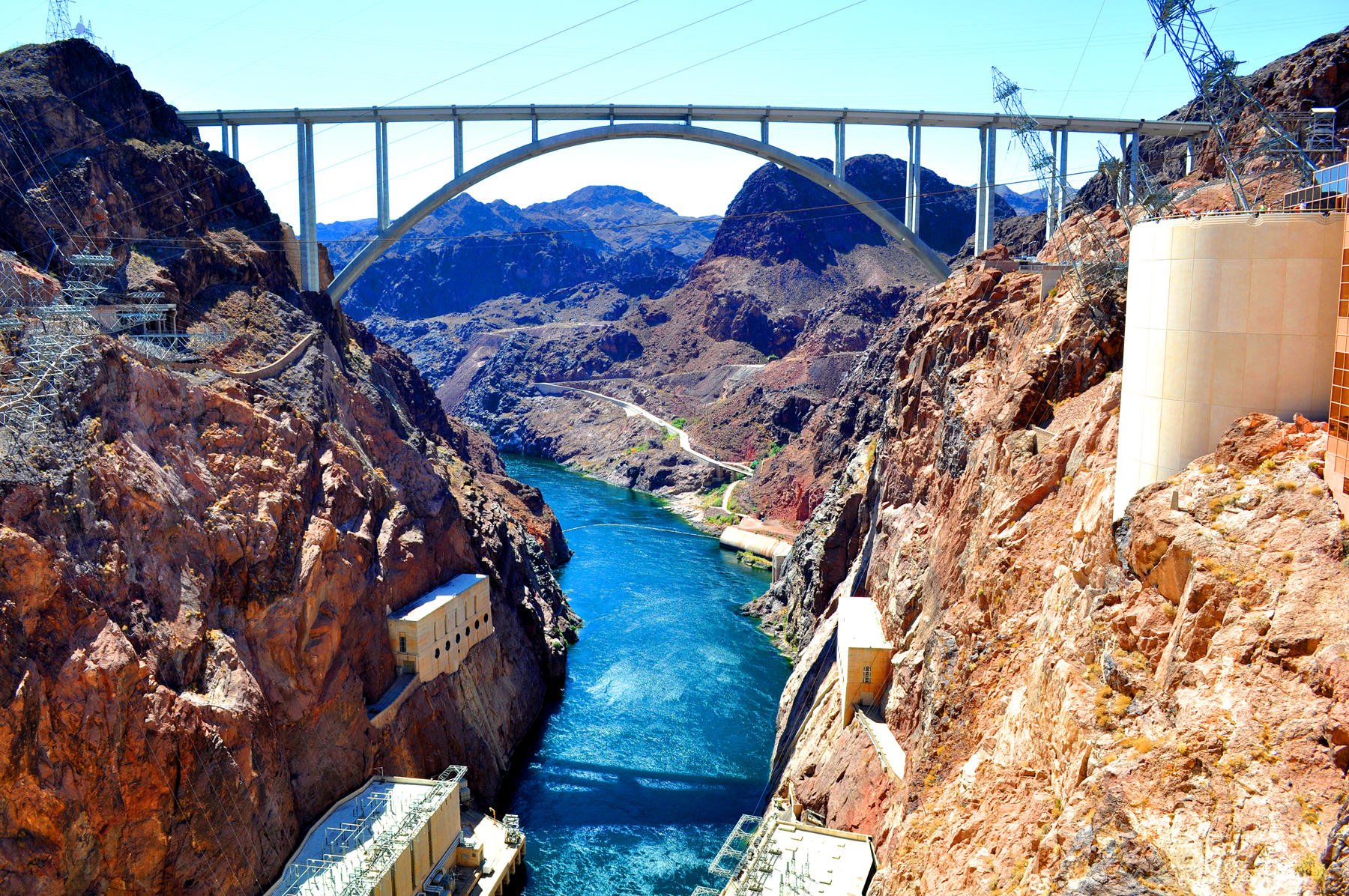 Backpacker Deals Hoover Dam VI...